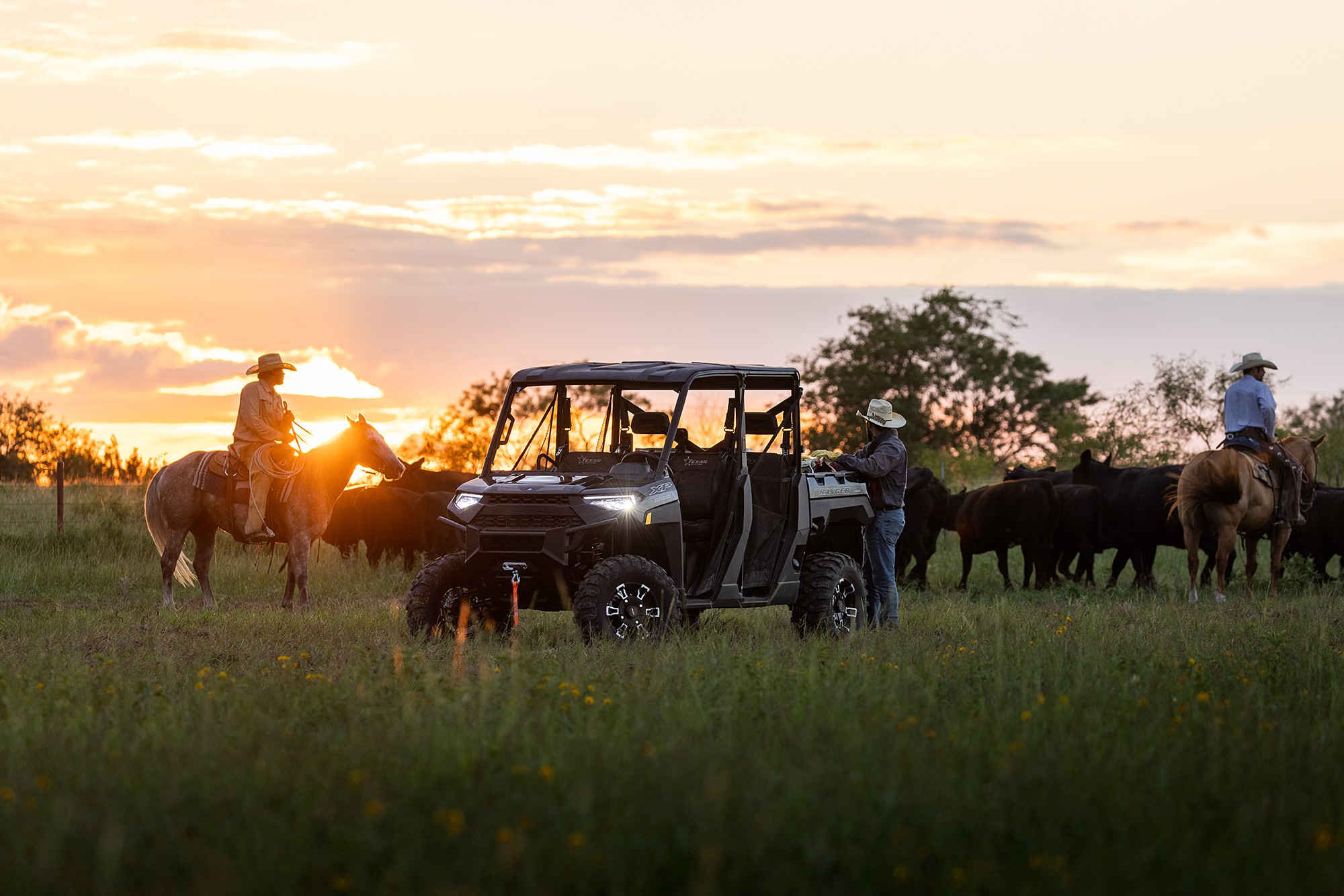 2022-ranger-crew-xp-1000-texas-edition-black-pearl-image-lifestyle_SIX6606_07528
