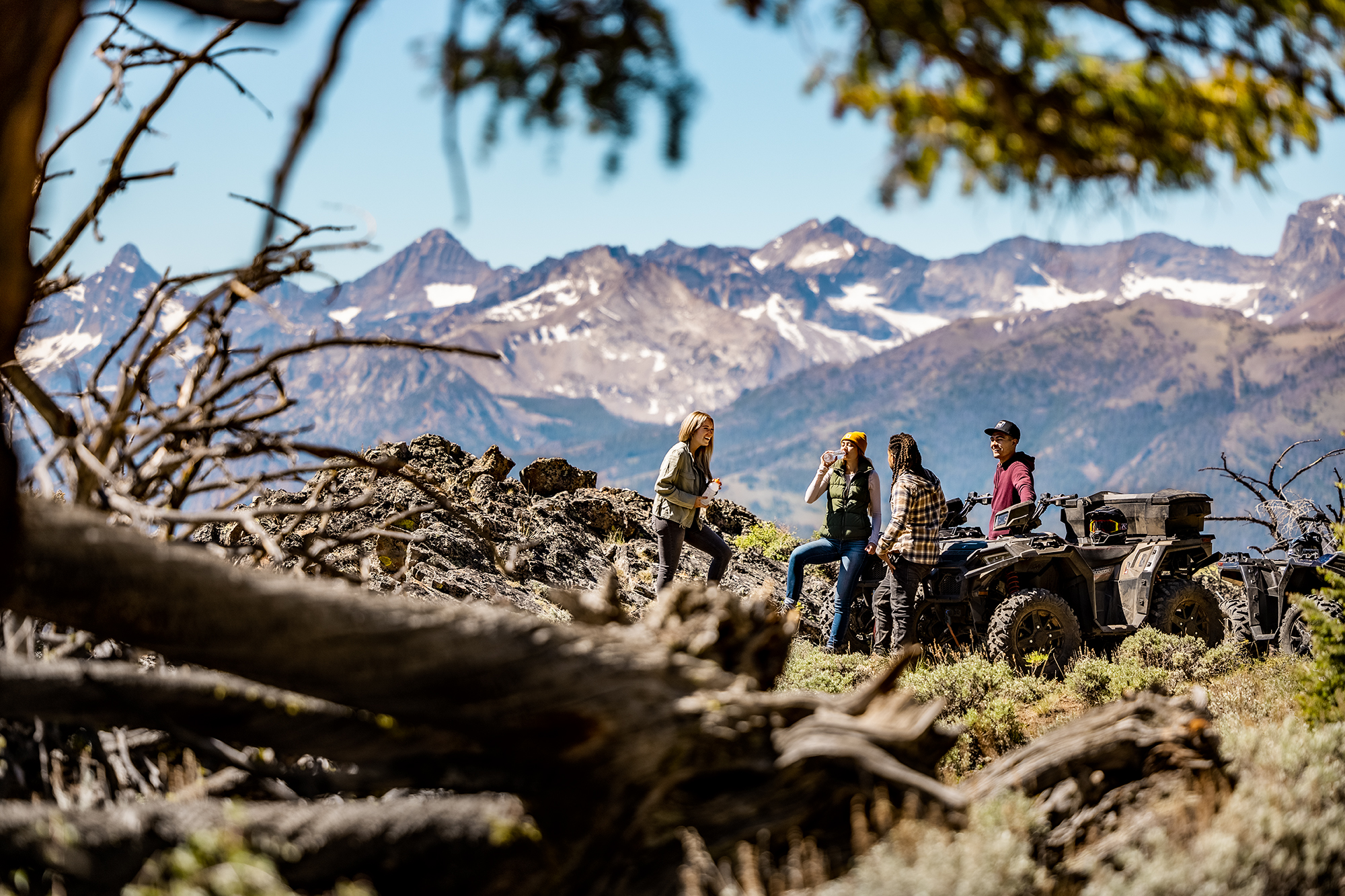 2022-sportsman-850-ultimate-trail-bronze-mist-image-lifestyle_SIX6602_01892